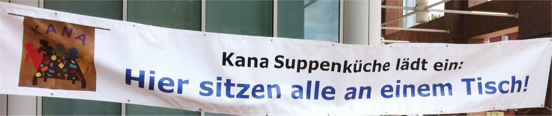 Banner am Dortmunder Rathaus mit Aufschrift: Hier sitzen alle an einem Tisch